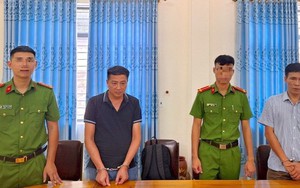 'Vẽ' hồ sơ để thu tiền của học sinh, cựu hiệu trưởng và kế toán bị bắt