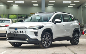 Toyota Corolla Cross bán gấp 71 lần sau khi ra mắt bản mới, Yaris Cross bám đuổi sát nút, dễ lần 2 bán chạy nhất phân khúc