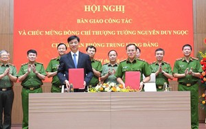 Thượng tướng Nguyễn Duy Ngọc bàn giao công tác cho Trung tướng Nguyễn Văn Long