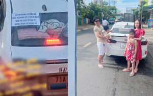 Tờ giấy lạ dán phía sau ô tô khiến người đi đường sửng sốt, không nỡ trách: Chủ xe tiết lộ lí do