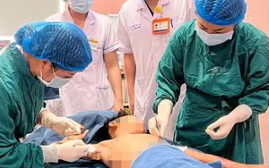 Bé trai leo cột điện cao thế bắn chim, bị giật rơi 10 m xuống đất