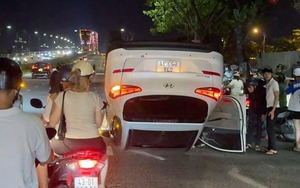 Ảnh TNGT: Hyundai Tucson lật ngửa dưới chân cầu Rồng