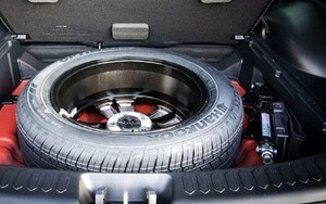 Tại sao nhiều xe mới bán ra bị cắt trang bị lốp dự phòng?