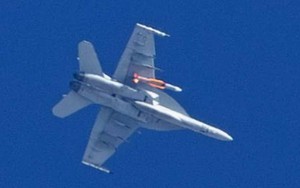 Mục đích bí ẩn của Mỹ khi cho tiêm kích F/A-18 mang tên lửa SM-6