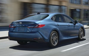 'Xe dành cho số đông, nhàm chán': Xưa rồi, Toyota Camry tái xuất ngoạn mục