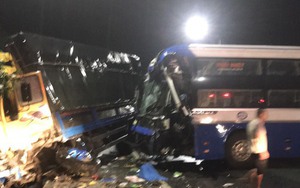 Ba xe khách, xe tải tông liên hoàn trong đêm, nhiều người bị thương