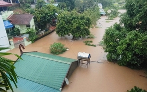 Mưa lớn làm nhiều tuyến phố, khu dân cư ở Quảng Ninh, Hải Phòng ngập sâu