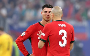 Ném đi "Quả táo vàng", Ronaldo khiến Bồ Đào Nha suýt "chết đứng" bởi cái bóng của mình