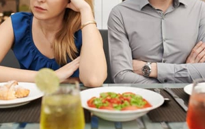 Vợ xấu hổ với một thói quen "hồn nhiên" khi đi nhà hàng của chồng: Ai đi cùng cũng chỉ biết lắc đầu