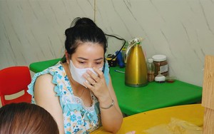 Nữ bảo mẫu 'tác động vật lý vào má' khiến bé trai òa khóc, nước mắt hòa với cơm