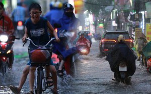 Mưa tầm tã đúng giờ tan tầm, nhiều tuyến phố Hà Nội ngập thành sông