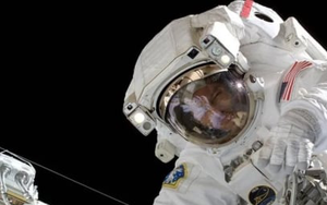 Thiết bị mới cho phép phi hành gia uống nước tiểu khi đi bộ ngoài không gian