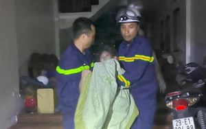 Cảnh sát giải cứu ông lão mắc kẹt trong đám cháy ở Hà Nội