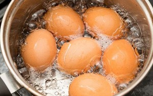 Trứng bị nứt vỡ, luộc theo cách này sẽ không sợ lòng trắng lòi ra ngoài
