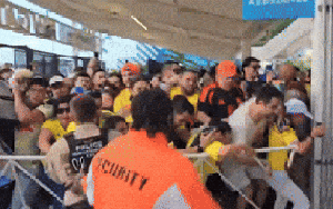 Video: CĐV giẫm đạp lên nhau, tràn vào sân gây náo loạn khiến trận chung kết Copa America có Messi bị tạm hoãn