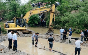 Chặn dòng chảy, huy động 2 máy xúc để vớt vật lạ dài 60m: Chuyên gia xác định vàng bạc không là gì so với thứ này