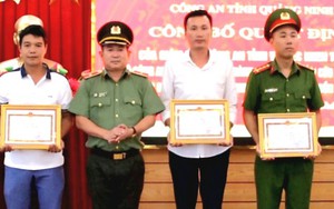 Thiếu tướng Đinh Văn Nơi tặng giấy khen cho 3 cá nhân dũng cảm cứu người