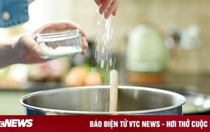 Cho mì chính trực tiếp vào nồi canh đang sôi có gây độc hại?