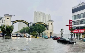 Chung cư gần cả trăm triệu mỗi m2, giá biệt thự tăng gấp 3 lần trong 4 năm nhưng nhà giàu loạt khu đô thị phía Tây vẫn "chật vật" trong biển nước tìm đường về nhà khi mưa lớn