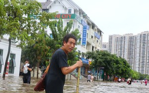 "Ốc đảo triệu đô" ngập sâu, người dân vật vã lội nước đi làm