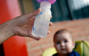 Hạt vi nhựa nhan nhản trong nhiều loại bình sữa cho trẻ sơ sinh: Có những cách nào để loại bỏ hiệu quả?