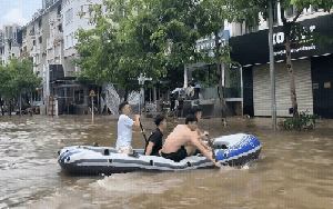 Toàn cảnh Hà Nội ngập kinh hoàng sau trận mưa lớn: Nhiều tuyến phố thành sông, người dân mang thuyền phao ra chèo, xe chết máy la liệt