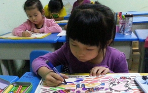 Cô giáo ra bài tập vẽ mẹ lúc ngủ, nhận kết quả từ học sinh mà sang chấn