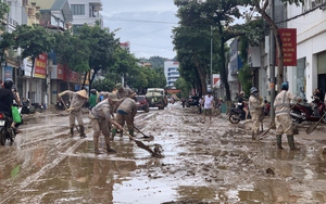 Trời tạnh, nước rút, người dân Sơn La khẩn trương dọn dẹp bùn đất sau lũ