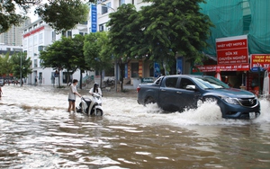 Hà Nội: Kiếm tiền triệu nhờ dịch vụ đặc biệt trong mùa nước lụt