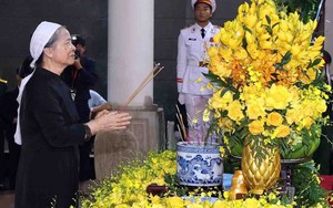 Phu nhân Ngô Thị Mận nghẹn ngào bên linh cữu Tổng Bí thư Nguyễn Phú Trọng