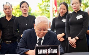 Thầy giáo ngồi xe lăn, ghi sổ tang viếng học trò Nguyễn Phú Trọng tại quê nhà