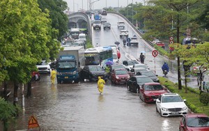 Đường Hà Nội thành 'sông' sau 30 phút mưa lớn, giao thông tê liệt