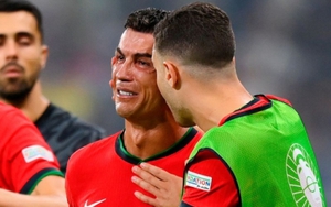 Khoảnh khắc 8 cầu thủ động viên khi Ronaldo khóc, Bồ Đào Nha chưa bao giờ đoàn kết như thế