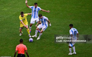 Argentina vào tứ kết nhờ siêu phẩm, đội từng hạ tuyển Việt Nam bị loại vì thảm bại