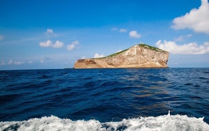 Có một hòn đảo hoang sơ trên biển miền Trung: Hình dáng đặc biệt, nằm ở vị trí đánh dấu lãnh hải Việt Nam
