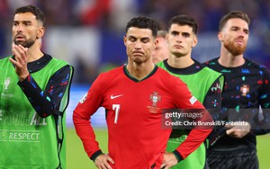 Ronaldo chạm cột mốc tệ nhất sự nghiệp, Bồ Đào Nha thất bại đau đớn trước Pháp trên chấm 11m