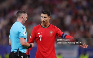 Bồ Đào Nha chịu thiệt và thua nghiệt ngã sau quyết định "cảm tính" của Ronaldo?