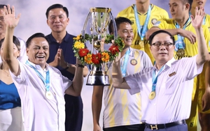 Hai ông bầu V.League nổi tiếng nắm chặt tay nhau, cùng nâng cúp sau trận thắng đội bầu Hiển