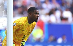 Thủ môn Mike Maignan, người hùng nước Pháp chiến đấu để 'mang vinh quang về cho mẹ'