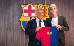 Barcelona bị chỉ trích vì kích hoạt ‘bom tấn’ Dani Olmo