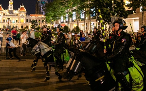 Ảnh, clip: Diễu hành kỵ binh hoành tráng trên phố đi bộ Nguyễn Huệ, hàng ngàn người trầm trồ