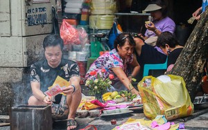 Phố cổ Hà Thành đỏ lửa, nghi ngút khói đốt vàng mã cúng Rằm tháng bảy