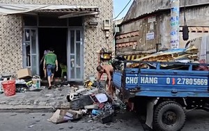 TP HCM: Cháy khu trọ 5 tầng, người dân leo thang sắt thoát ra ngoài