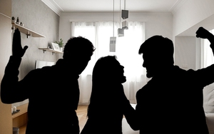 Kinh hoàng vụ nữ ca sĩ cầm đầu 8 thành viên, cấu kết với 2 gã đàn ông hãm hại chị em cùng nhóm