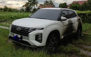 Hyundai Creta đỗ ở ngoài ruộng cháy sém sau khi bị sét đánh: Nếu có người ngồi trong liệu có bị thương?