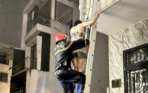 Cảnh sát bắc thang cứu 3 người kẹt trong căn nhà bốc cháy