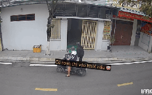 Con gái đã có chồng đi ngang nhà mẹ đúng bữa trưa, nghe thấy một "tín hiệu" liền vứt xe chạy vào