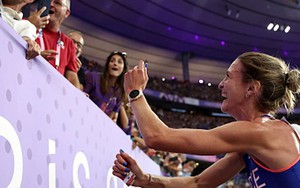 Nữ VĐV cầu hôn bạn trai ngay sau khi lập kỷ lục tại Olympic Paris