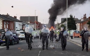 Cảnh sát Anh áp dụng chiến thuật đặc biệt với các cuộc biểu tình bạo lực