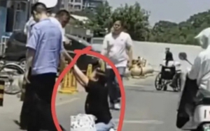 2 đứa trẻ cùng bị buộc tội trộm cắp ở siêu thị: 1 em hành động dại dột, 1 em có phản ứng khiến nhân viên sợ xanh mặt